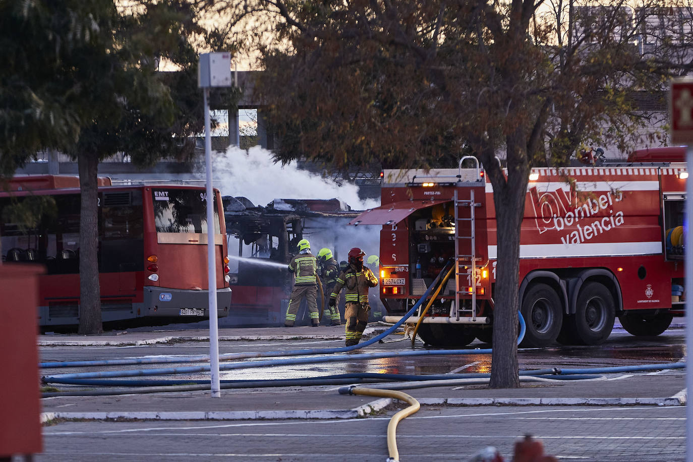 Fotos: Incendio en las cocheras de la EMT del barrio de San Isidro de Valencia