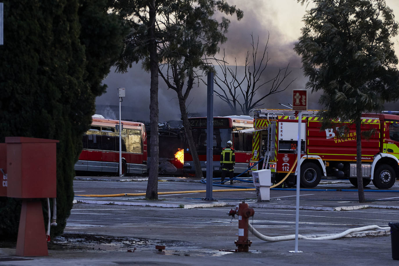 Fotos: Incendio en las cocheras de la EMT del barrio de San Isidro de Valencia