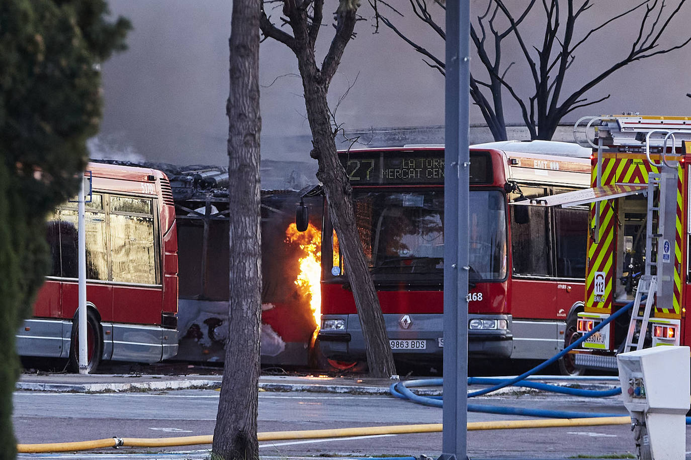 Fotos: Incendio en las cocheras de la EMT del barrio de San Isidro de Valencia