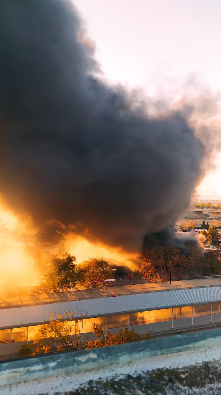 Fotos: Incendio en las cocheras de la EMT del barrio de San Isidro de Valencia