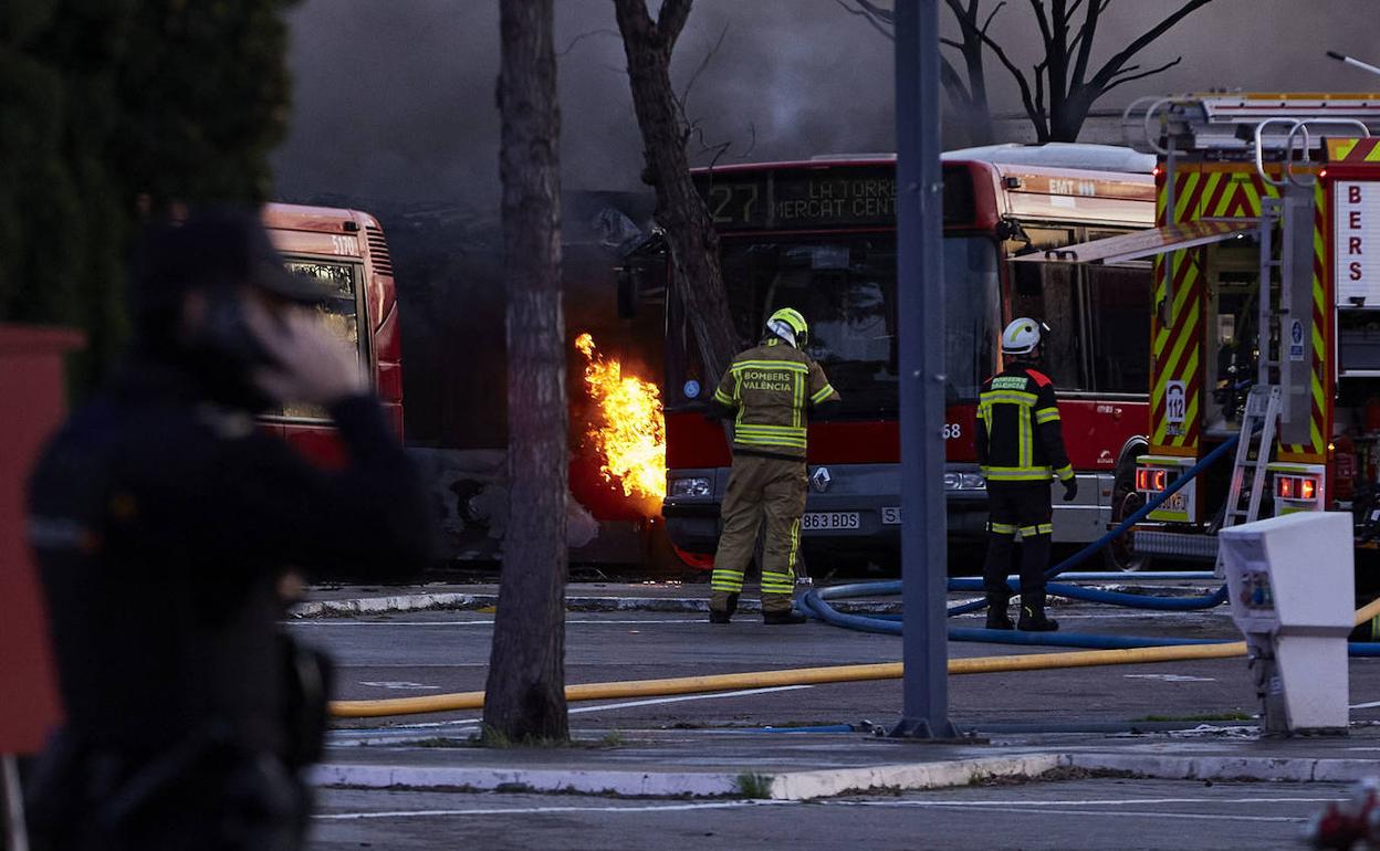 Incendio en Valencia | Espectacular incendio en las cocheras de la EMT de Valencia