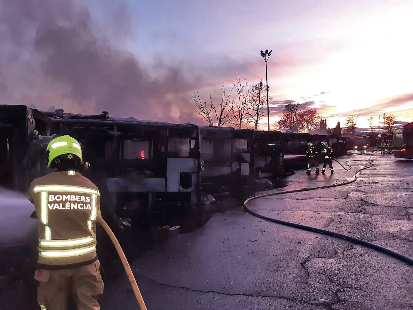 Fotos: Incendio en las cocheras de la EMT del barrio de San Isidro de Valencia