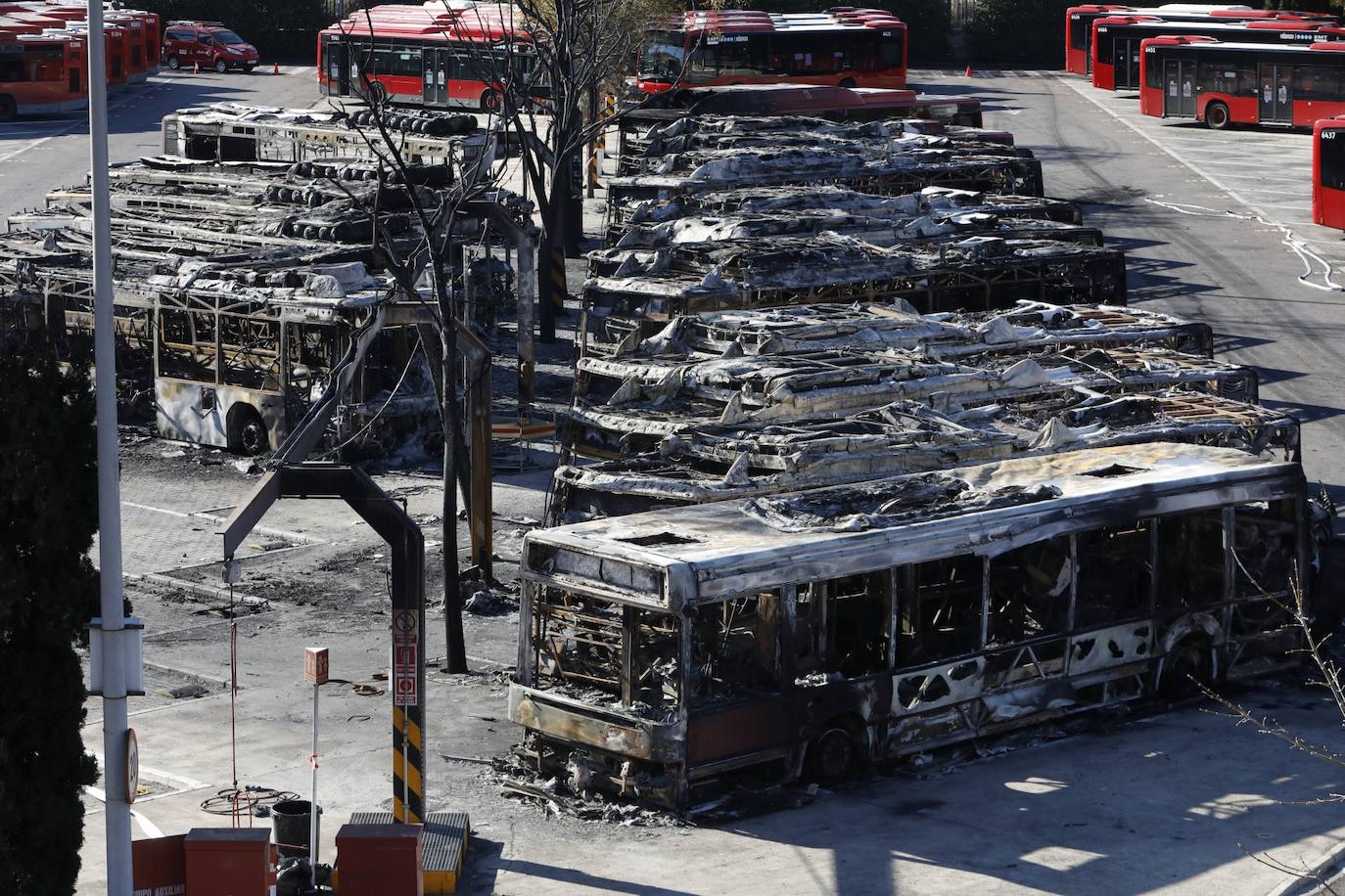 El incendio en la cochera sur de la Empresa Municipal de Transportes (EMT) este sabádo provocó una columna de humo visible desde diferentes puntos de la ciudad y dejó una veintena de autobuses calcinados.