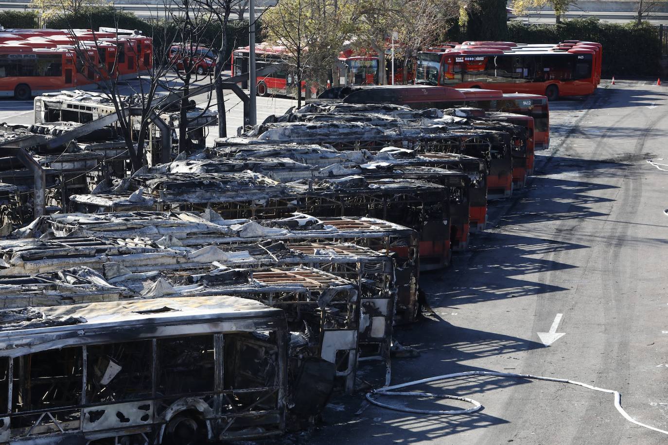 El incendio en la cochera sur de la Empresa Municipal de Transportes (EMT) este sabádo provocó una columna de humo visible desde diferentes puntos de la ciudad y dejó una veintena de autobuses calcinados.