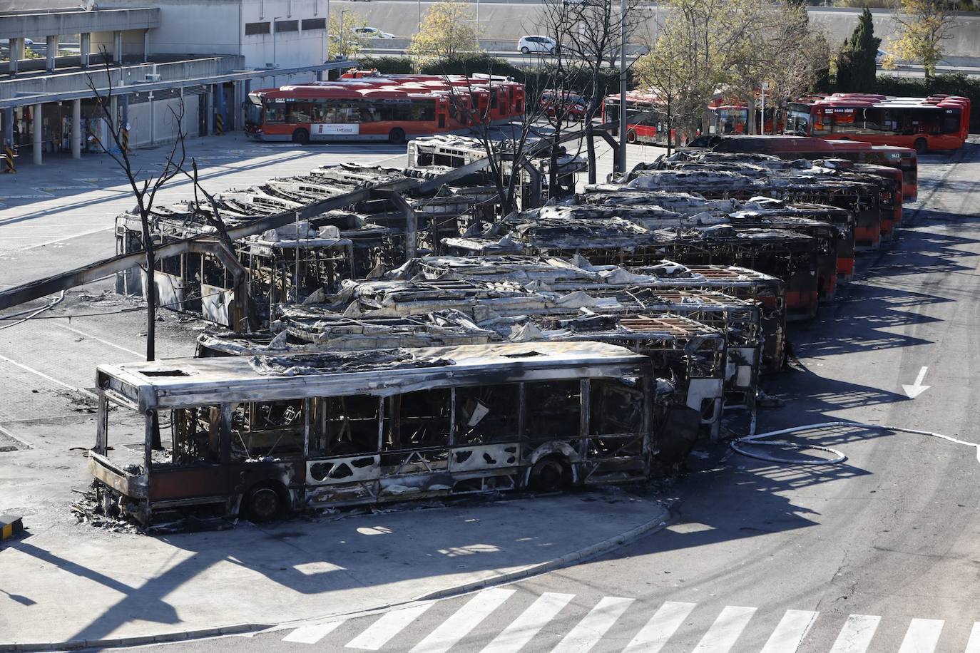 El incendio en la cochera sur de la Empresa Municipal de Transportes (EMT) este sabádo provocó una columna de humo visible desde diferentes puntos de la ciudad y dejó una veintena de autobuses calcinados.