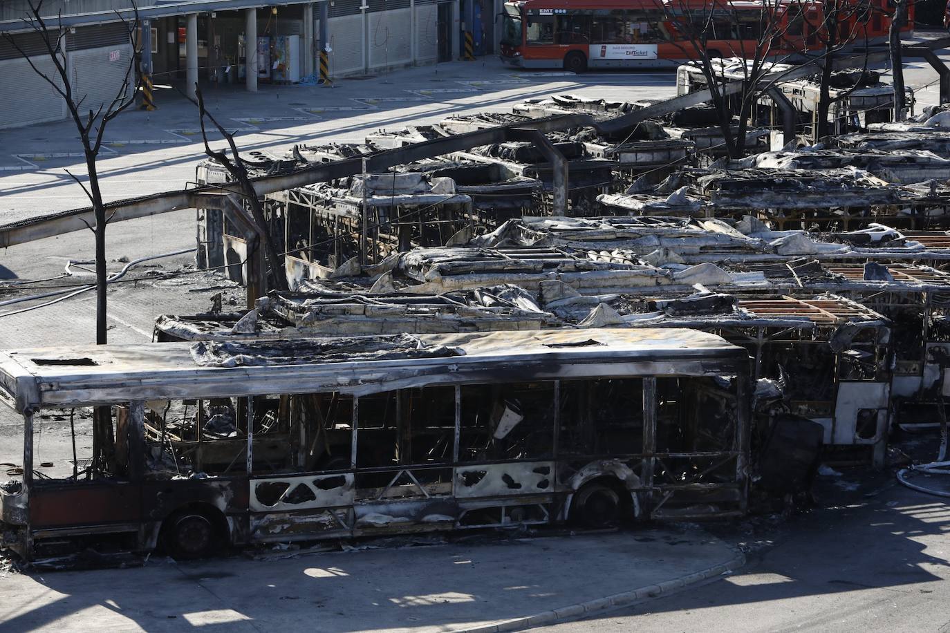 El incendio en la cochera sur de la Empresa Municipal de Transportes (EMT) este sabádo provocó una columna de humo visible desde diferentes puntos de la ciudad y dejó una veintena de autobuses calcinados.