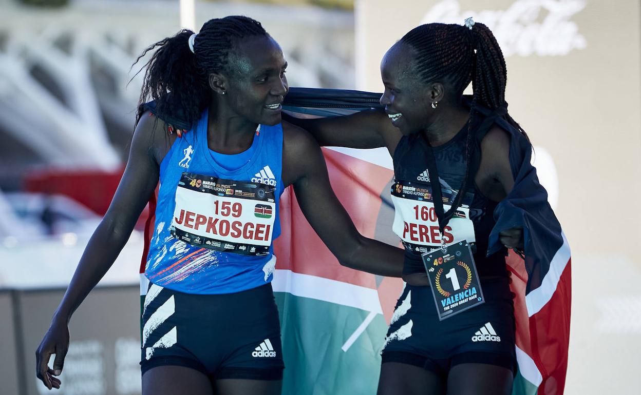 Peres y Jepkosgei se saludan al final de la carrera. 