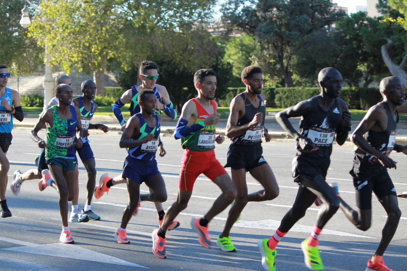 La 40 edición del Maratón Maratón de Valencia Fundación Trinidad Alfonso-EDP no ha sido como se planeó, puesto que la organización ha tenido que renunciar a la carrera popular, pero ha sido, igualmente, especial. La competición se ha celebrado a lo grande con dos carreras que han congregado a los mejores del mundo. En el maratón, el keniano Evans Chebet se ha impuesto con un tiempo de 2:03:00 horas, que supone un nuevo récord de la carrera valenciana y que la sitúa como el tercer maratón más rápido del mundo por detrás de Londres y Berlín. Además, el atleta Ayad Lamdassem ha batido el récord de España. 