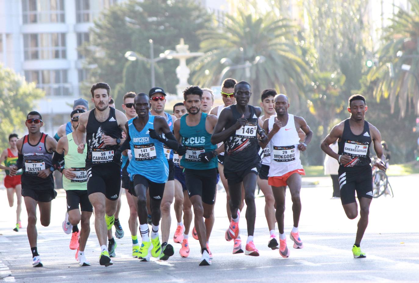 La 40 edición del Maratón Maratón de Valencia Fundación Trinidad Alfonso-EDP no ha sido como se planeó, puesto que la organización ha tenido que renunciar a la carrera popular, pero ha sido, igualmente, especial. La competición se ha celebrado a lo grande con dos carreras que han congregado a los mejores del mundo. En el maratón, el keniano Evans Chebet se ha impuesto con un tiempo de 2:03:00 horas, que supone un nuevo récord de la carrera valenciana y que la sitúa como el tercer maratón más rápido del mundo por detrás de Londres y Berlín. Además, el atleta Ayad Lamdassem ha batido el récord de España. 