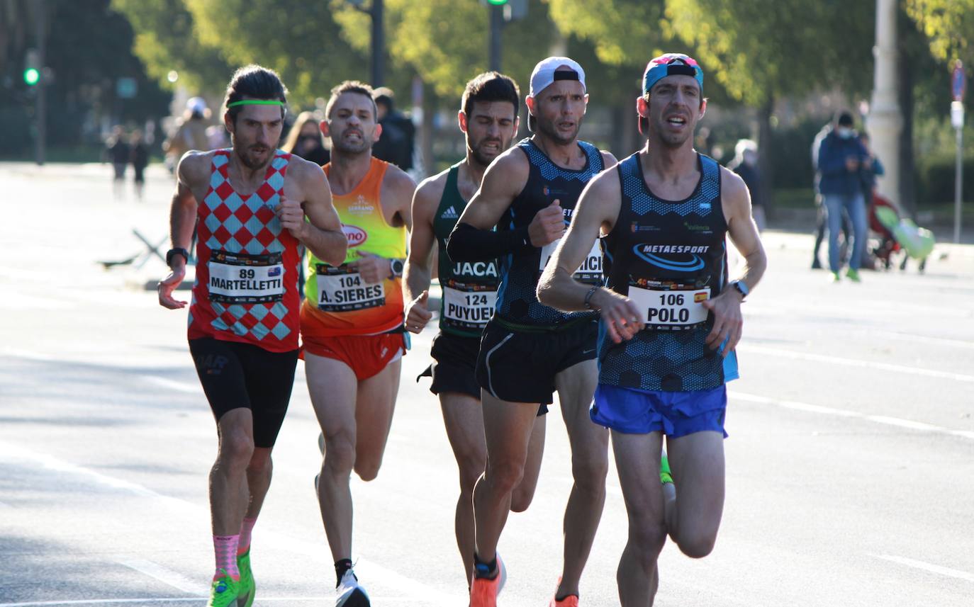 La 40 edición del Maratón Maratón de Valencia Fundación Trinidad Alfonso-EDP no ha sido como se planeó, puesto que la organización ha tenido que renunciar a la carrera popular, pero ha sido, igualmente, especial. La competición se ha celebrado a lo grande con dos carreras que han congregado a los mejores del mundo. En el maratón, el keniano Evans Chebet se ha impuesto con un tiempo de 2:03:00 horas, que supone un nuevo récord de la carrera valenciana y que la sitúa como el tercer maratón más rápido del mundo por detrás de Londres y Berlín. Además, el atleta Ayad Lamdassem ha batido el récord de España. 