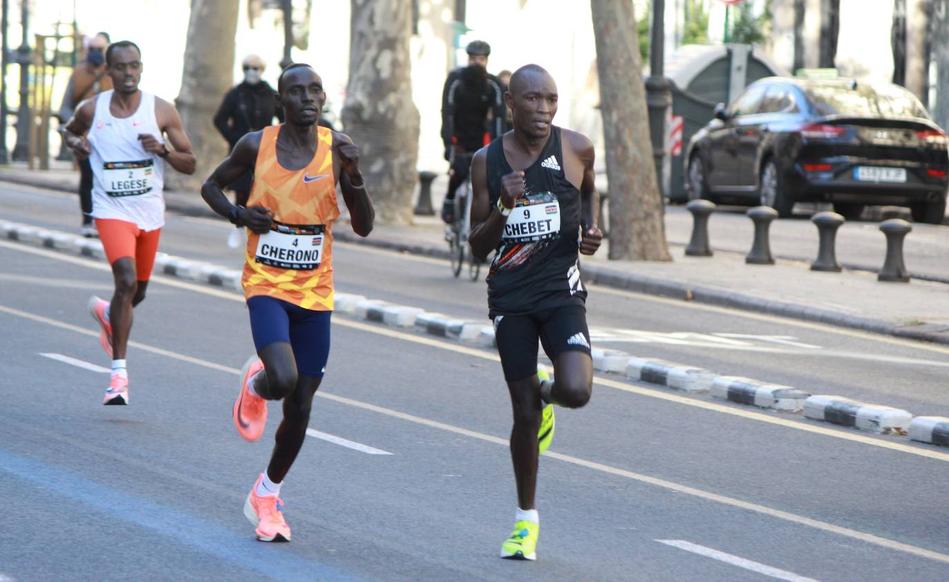 La 40 edición del Maratón Maratón de Valencia Fundación Trinidad Alfonso-EDP no ha sido como se planeó, puesto que la organización ha tenido que renunciar a la carrera popular, pero ha sido, igualmente, especial. La competición se ha celebrado a lo grande con dos carreras que han congregado a los mejores del mundo. En el maratón, el keniano Evans Chebet se ha impuesto con un tiempo de 2:03:00 horas, que supone un nuevo récord de la carrera valenciana y que la sitúa como el tercer maratón más rápido del mundo por detrás de Londres y Berlín. Además, el atleta Ayad Lamdassem ha batido el récord de España. 