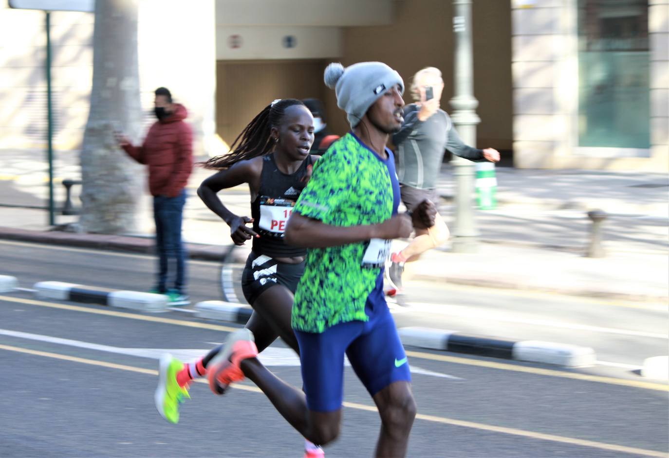 La 40 edición del Maratón Maratón de Valencia Fundación Trinidad Alfonso-EDP no ha sido como se planeó, puesto que la organización ha tenido que renunciar a la carrera popular, pero ha sido, igualmente, especial. La competición se ha celebrado a lo grande con dos carreras que han congregado a los mejores del mundo. En el maratón, el keniano Evans Chebet se ha impuesto con un tiempo de 2:03:00 horas, que supone un nuevo récord de la carrera valenciana y que la sitúa como el tercer maratón más rápido del mundo por detrás de Londres y Berlín. Además, el atleta Ayad Lamdassem ha batido el récord de España. 