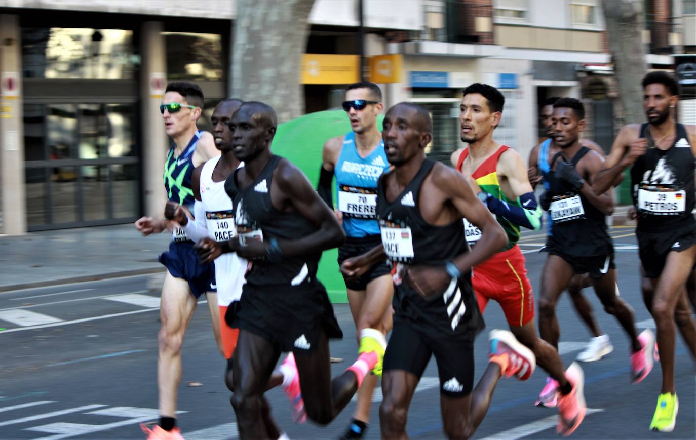 La 40 edición del Maratón Maratón de Valencia Fundación Trinidad Alfonso-EDP no ha sido como se planeó, puesto que la organización ha tenido que renunciar a la carrera popular, pero ha sido, igualmente, especial. La competición se ha celebrado a lo grande con dos carreras que han congregado a los mejores del mundo. En el maratón, el keniano Evans Chebet se ha impuesto con un tiempo de 2:03:00 horas, que supone un nuevo récord de la carrera valenciana y que la sitúa como el tercer maratón más rápido del mundo por detrás de Londres y Berlín. Además, el atleta Ayad Lamdassem ha batido el récord de España. 