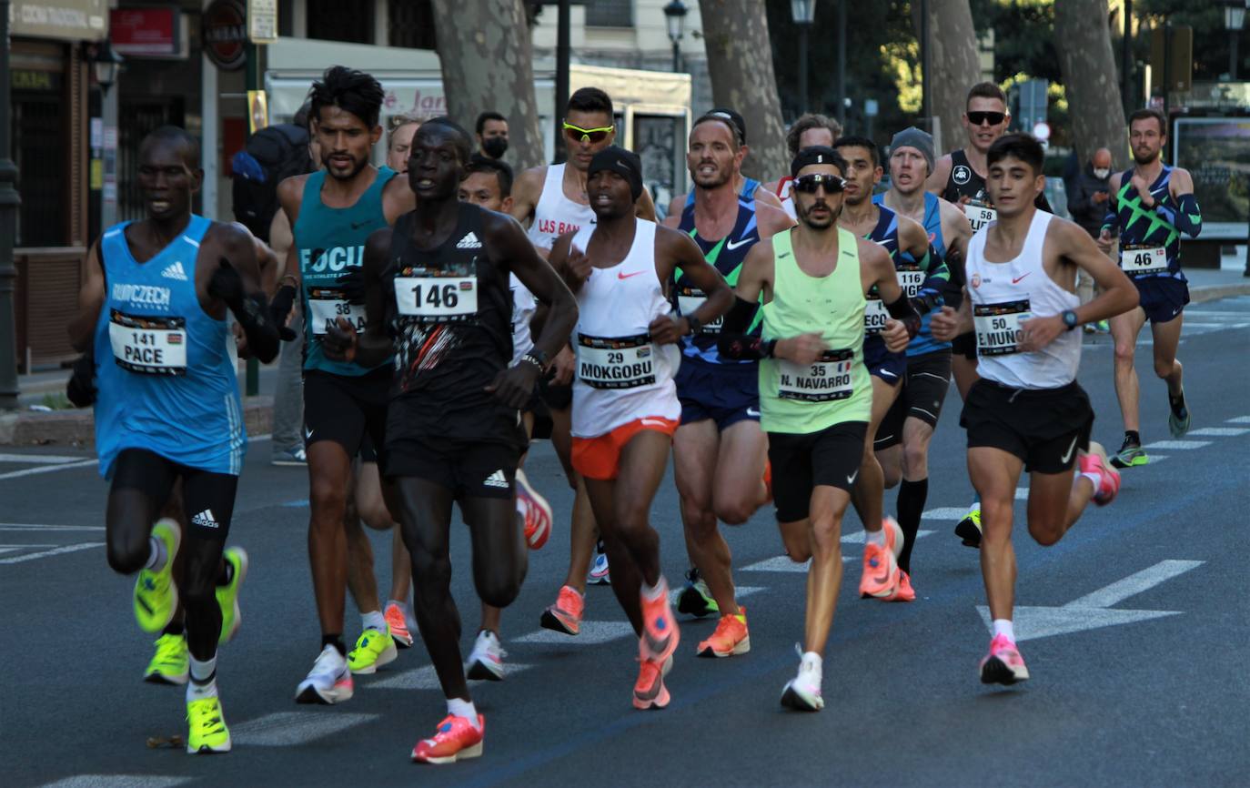 La 40 edición del Maratón Maratón de Valencia Fundación Trinidad Alfonso-EDP no ha sido como se planeó, puesto que la organización ha tenido que renunciar a la carrera popular, pero ha sido, igualmente, especial. La competición se ha celebrado a lo grande con dos carreras que han congregado a los mejores del mundo. En el maratón, el keniano Evans Chebet se ha impuesto con un tiempo de 2:03:00 horas, que supone un nuevo récord de la carrera valenciana y que la sitúa como el tercer maratón más rápido del mundo por detrás de Londres y Berlín. Además, el atleta Ayad Lamdassem ha batido el récord de España. 