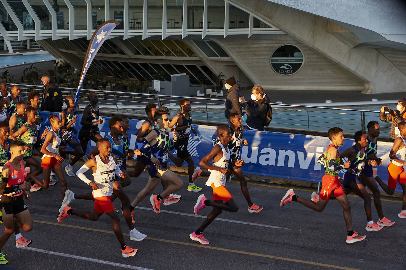 La 40 edición del Maratón Maratón de Valencia Fundación Trinidad Alfonso-EDP no ha sido como se planeó, puesto que la organización ha tenido que renunciar a la carrera popular, pero ha sido, igualmente, especial. La competición se ha celebrado a lo grande con dos carreras que han congregado a los mejores del mundo. En el maratón, el keniano Evans Chebet se ha impuesto con un tiempo de 2:03:00 horas, que supone un nuevo récord de la carrera valenciana y que la sitúa como el tercer maratón más rápido del mundo por detrás de Londres y Berlín. Además, el atleta Ayad Lamdassem ha batido el récord de España. 