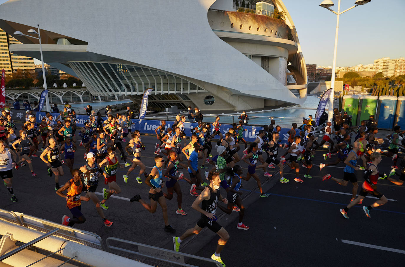 La 40 edición del Maratón Maratón de Valencia Fundación Trinidad Alfonso-EDP no ha sido como se planeó, puesto que la organización ha tenido que renunciar a la carrera popular, pero ha sido, igualmente, especial. La competición se ha celebrado a lo grande con dos carreras que han congregado a los mejores del mundo. En el maratón, el keniano Evans Chebet se ha impuesto con un tiempo de 2:03:00 horas, que supone un nuevo récord de la carrera valenciana y que la sitúa como el tercer maratón más rápido del mundo por detrás de Londres y Berlín. Además, el atleta Ayad Lamdassem ha batido el récord de España. 