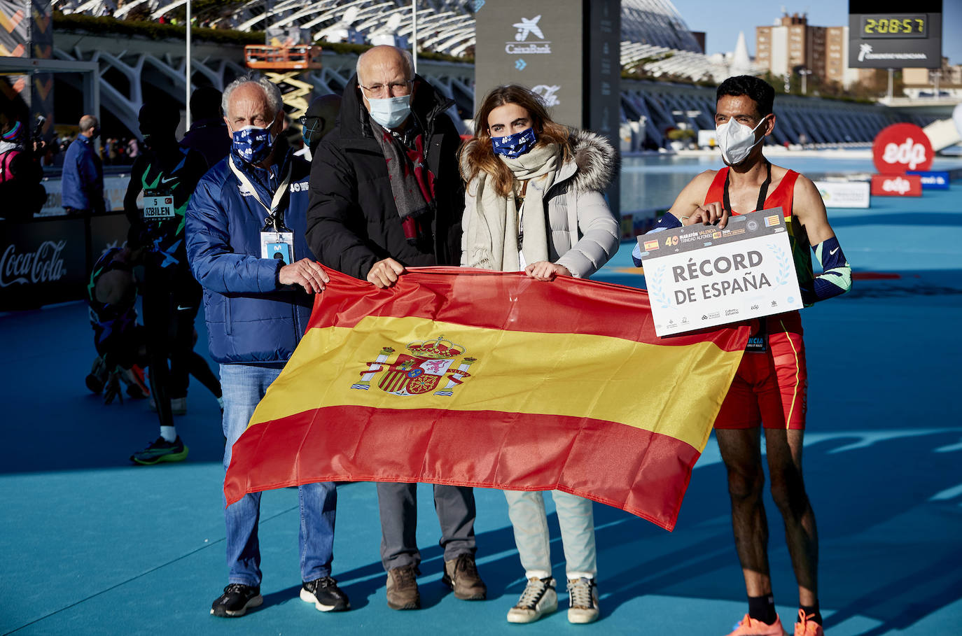 La 40 edición del Maratón Maratón de Valencia Fundación Trinidad Alfonso-EDP no ha sido como se planeó, puesto que la organización ha tenido que renunciar a la carrera popular, pero ha sido, igualmente, especial. La competición se ha celebrado a lo grande con dos carreras que han congregado a los mejores del mundo. En el maratón, el keniano Evans Chebet se ha impuesto con un tiempo de 2:03:00 horas, que supone un nuevo récord de la carrera valenciana y que la sitúa como el tercer maratón más rápido del mundo por detrás de Londres y Berlín. Además, el atleta Ayad Lamdassem ha batido el récord de España. 