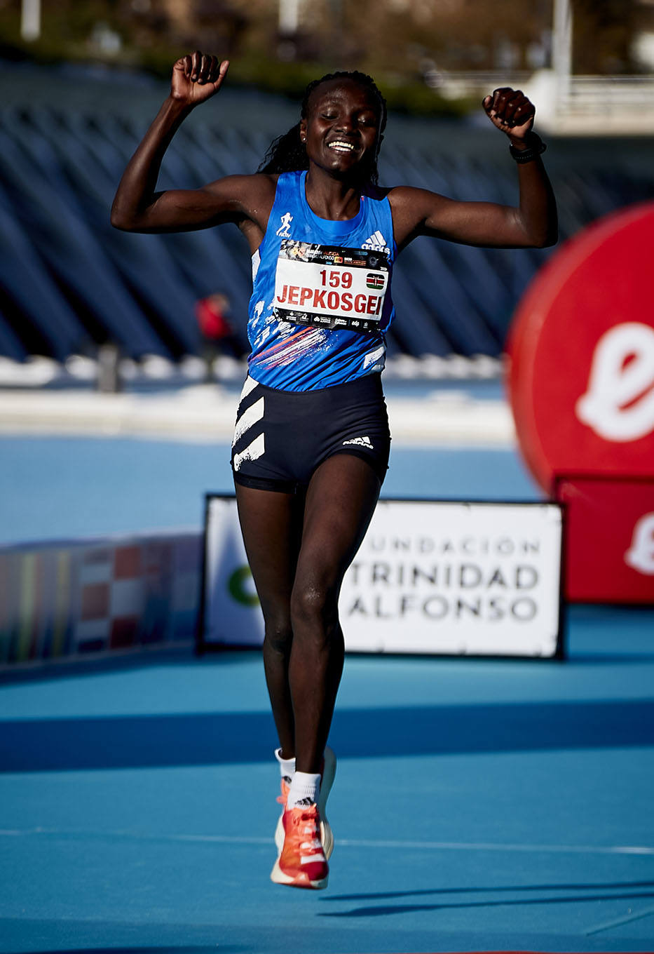 La 40 edición del Maratón Maratón de Valencia Fundación Trinidad Alfonso-EDP no ha sido como se planeó, puesto que la organización ha tenido que renunciar a la carrera popular, pero ha sido, igualmente, especial. La competición se ha celebrado a lo grande con dos carreras que han congregado a los mejores del mundo. En el maratón, el keniano Evans Chebet se ha impuesto con un tiempo de 2:03:00 horas, que supone un nuevo récord de la carrera valenciana y que la sitúa como el tercer maratón más rápido del mundo por detrás de Londres y Berlín. Además, el atleta Ayad Lamdassem ha batido el récord de España. 