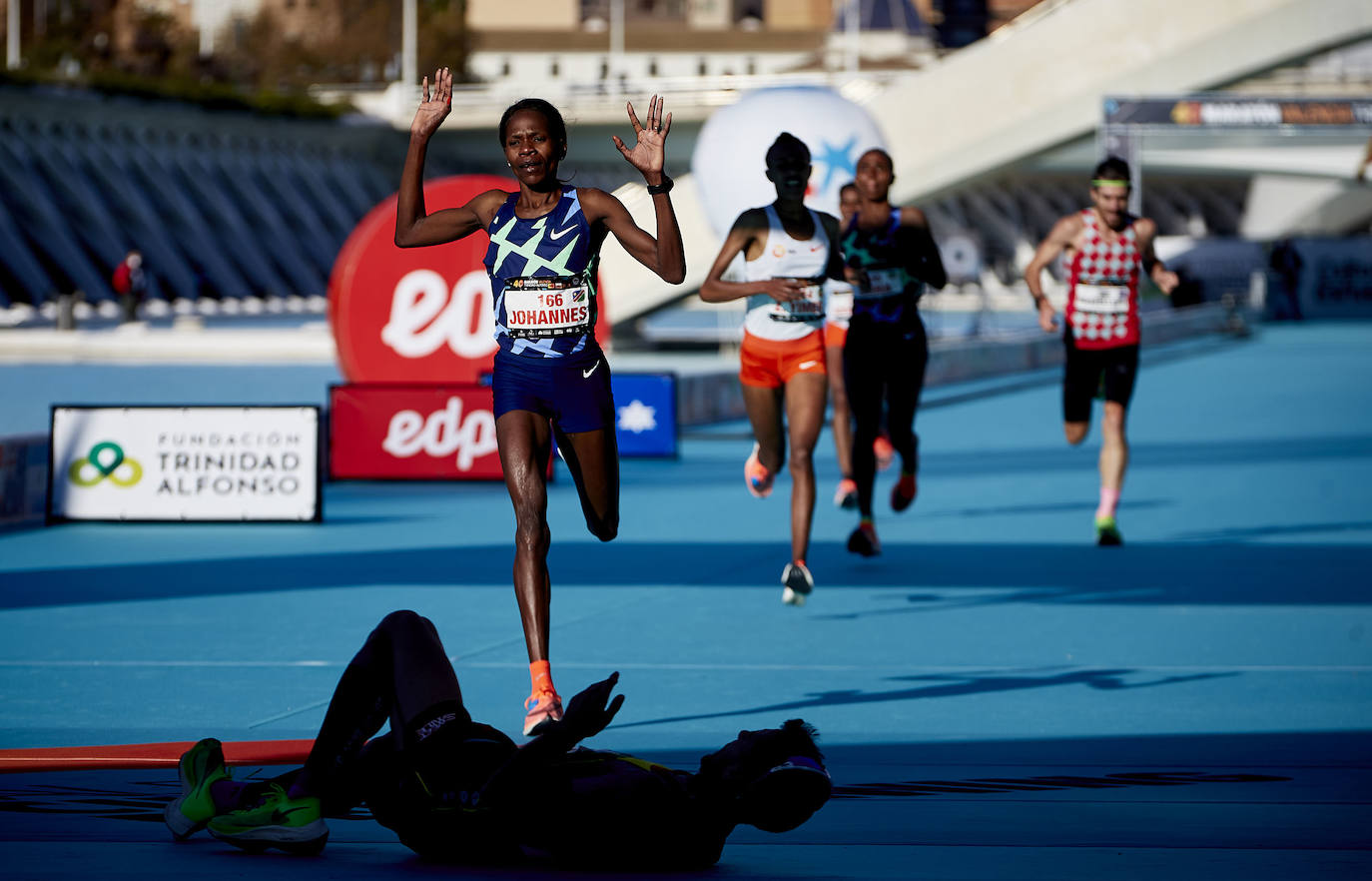 La 40 edición del Maratón Maratón de Valencia Fundación Trinidad Alfonso-EDP no ha sido como se planeó, puesto que la organización ha tenido que renunciar a la carrera popular, pero ha sido, igualmente, especial. La competición se ha celebrado a lo grande con dos carreras que han congregado a los mejores del mundo. En el maratón, el keniano Evans Chebet se ha impuesto con un tiempo de 2:03:00 horas, que supone un nuevo récord de la carrera valenciana y que la sitúa como el tercer maratón más rápido del mundo por detrás de Londres y Berlín. Además, el atleta Ayad Lamdassem ha batido el récord de España. 