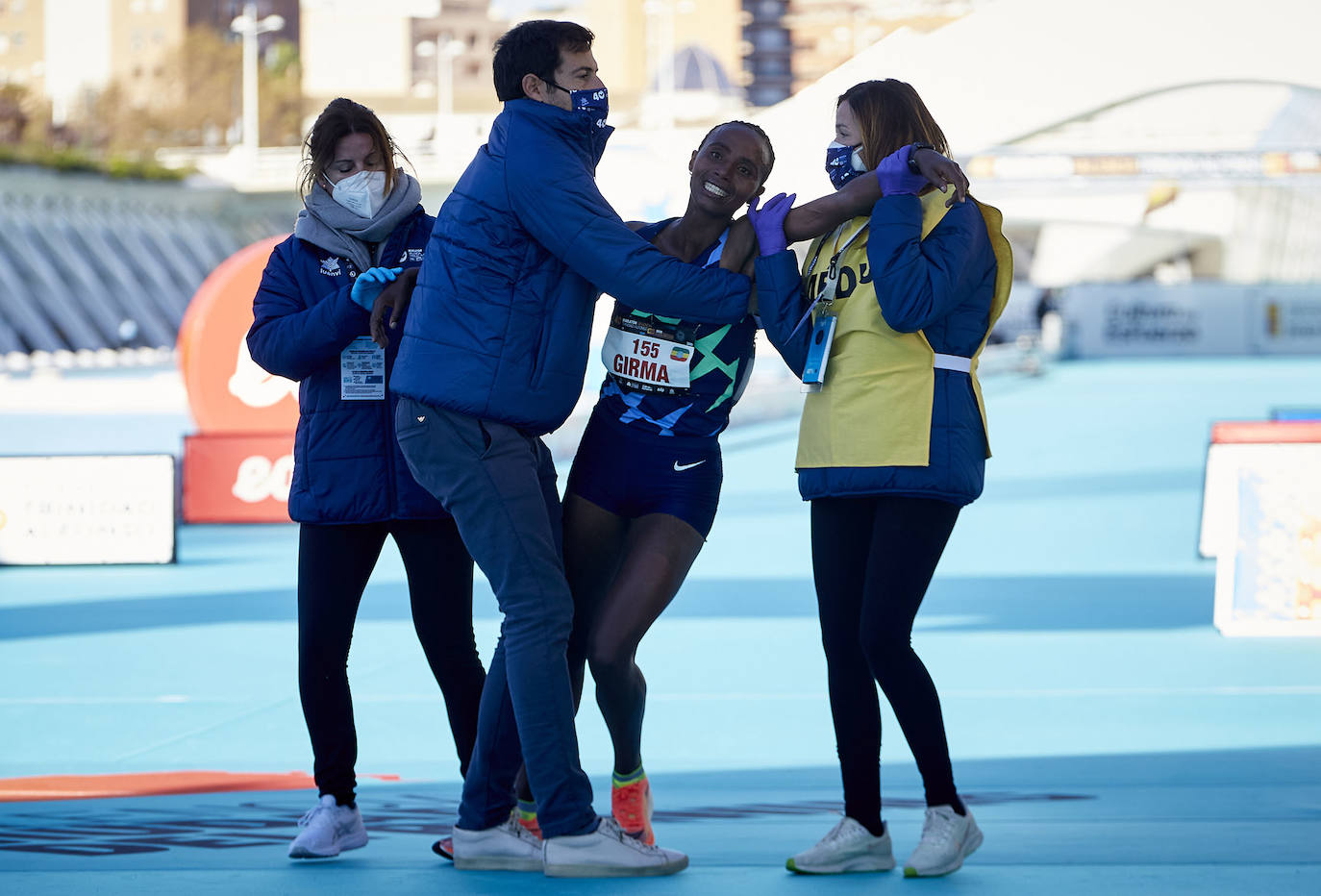 La 40 edición del Maratón Maratón de Valencia Fundación Trinidad Alfonso-EDP no ha sido como se planeó, puesto que la organización ha tenido que renunciar a la carrera popular, pero ha sido, igualmente, especial. La competición se ha celebrado a lo grande con dos carreras que han congregado a los mejores del mundo. En el maratón, el keniano Evans Chebet se ha impuesto con un tiempo de 2:03:00 horas, que supone un nuevo récord de la carrera valenciana y que la sitúa como el tercer maratón más rápido del mundo por detrás de Londres y Berlín. Además, el atleta Ayad Lamdassem ha batido el récord de España. 