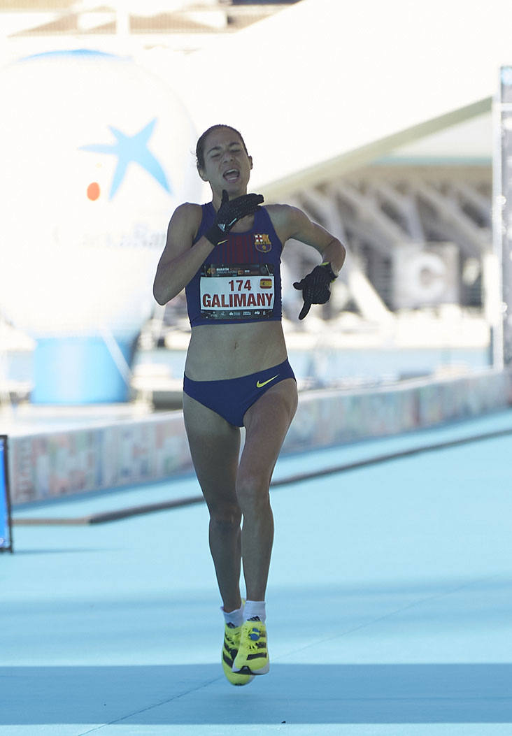 La 40 edición del Maratón Maratón de Valencia Fundación Trinidad Alfonso-EDP no ha sido como se planeó, puesto que la organización ha tenido que renunciar a la carrera popular, pero ha sido, igualmente, especial. La competición se ha celebrado a lo grande con dos carreras que han congregado a los mejores del mundo. En el maratón, el keniano Evans Chebet se ha impuesto con un tiempo de 2:03:00 horas, que supone un nuevo récord de la carrera valenciana y que la sitúa como el tercer maratón más rápido del mundo por detrás de Londres y Berlín. Además, el atleta Ayad Lamdassem ha batido el récord de España. 