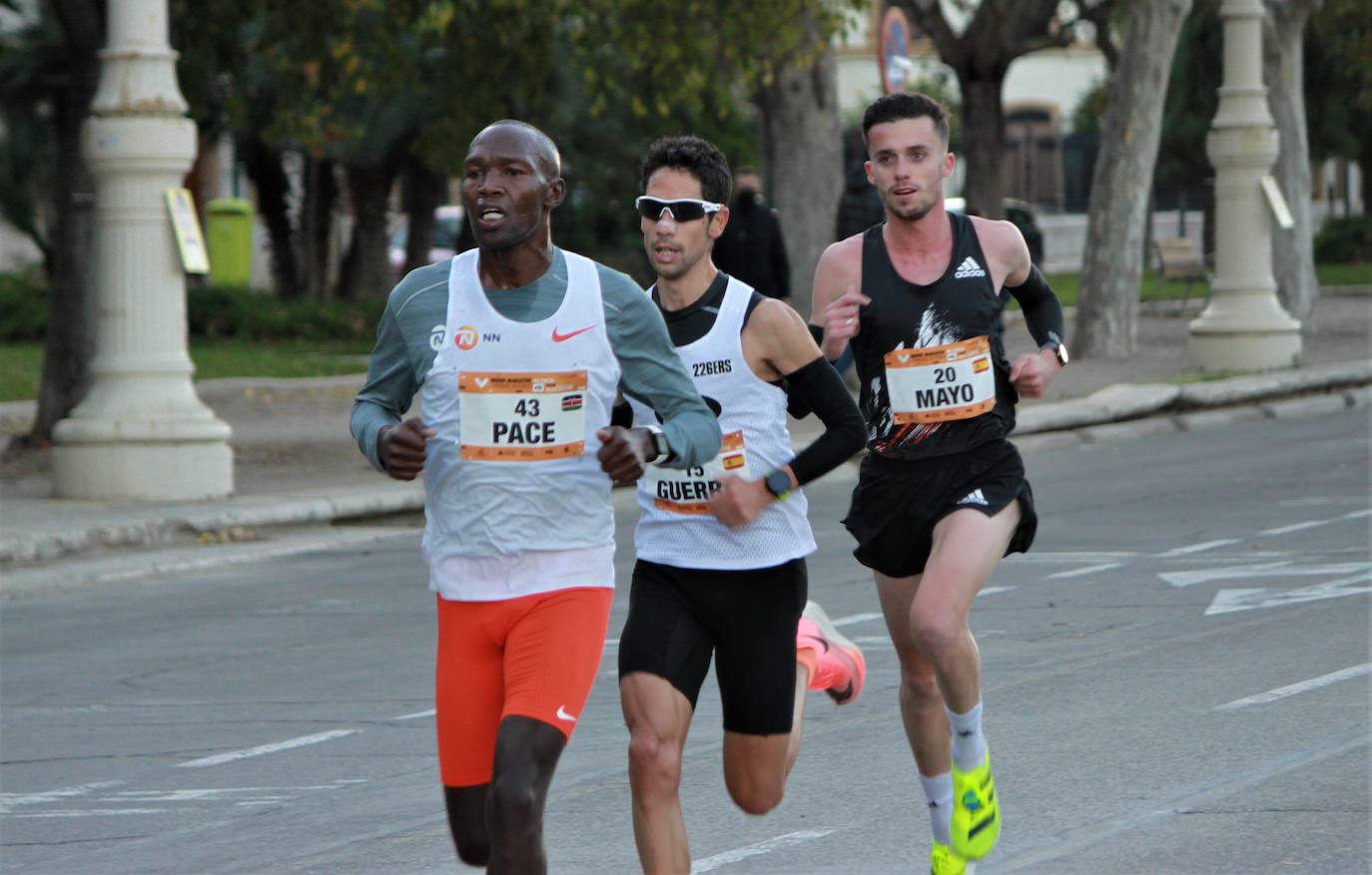 El atleta keniata Kibiwott Kandie ha destrozado el récord del Mundo en la Medio Maratón de Valencia este domingo con una marca de 57:32 minutos, rebajando en casi medio minuto la plusmarca de su compatriota Geoffrey Kamworor (58:01). En mujeres, la etíope Genzebe Dibaba vence en su debut con un tiempo de 1.05.16. Esta edición de la Medio Maratón de Valencia-Fundación Trinidad Alfonso puede ser considerada la mejor carrera de la distancia de todos los tiempos, ya que hasta cuatro corredores han entrado en meta mejorando la anterior marca mundial. 