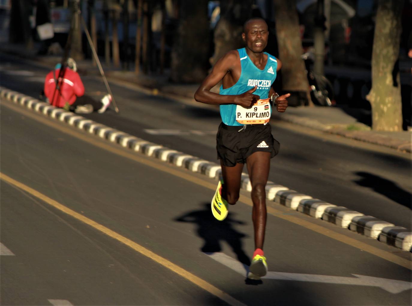 El atleta keniata Kibiwott Kandie ha destrozado el récord del Mundo en la Medio Maratón de Valencia este domingo con una marca de 57:32 minutos, rebajando en casi medio minuto la plusmarca de su compatriota Geoffrey Kamworor (58:01). En mujeres, la etíope Genzebe Dibaba vence en su debut con un tiempo de 1.05.16. Esta edición de la Medio Maratón de Valencia-Fundación Trinidad Alfonso puede ser considerada la mejor carrera de la distancia de todos los tiempos, ya que hasta cuatro corredores han entrado en meta mejorando la anterior marca mundial. 