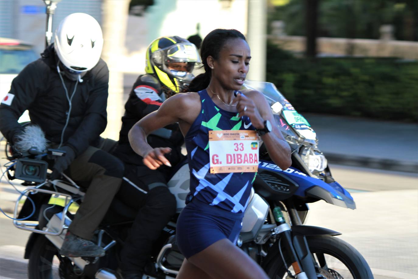 El atleta keniata Kibiwott Kandie ha destrozado el récord del Mundo en la Medio Maratón de Valencia este domingo con una marca de 57:32 minutos, rebajando en casi medio minuto la plusmarca de su compatriota Geoffrey Kamworor (58:01). En mujeres, la etíope Genzebe Dibaba vence en su debut con un tiempo de 1.05.16. Esta edición de la Medio Maratón de Valencia-Fundación Trinidad Alfonso puede ser considerada la mejor carrera de la distancia de todos los tiempos, ya que hasta cuatro corredores han entrado en meta mejorando la anterior marca mundial. 