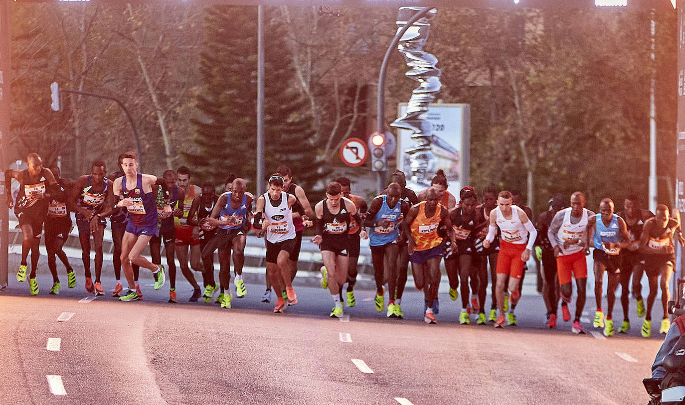 El atleta keniata Kibiwott Kandie ha destrozado el récord del Mundo en la Medio Maratón de Valencia este domingo con una marca de 57:32 minutos, rebajando en casi medio minuto la plusmarca de su compatriota Geoffrey Kamworor (58:01). En mujeres, la etíope Genzebe Dibaba vence en su debut con un tiempo de 1.05.16. Esta edición de la Medio Maratón de Valencia-Fundación Trinidad Alfonso puede ser considerada la mejor carrera de la distancia de todos los tiempos, ya que hasta cuatro corredores han entrado en meta mejorando la anterior marca mundial. 