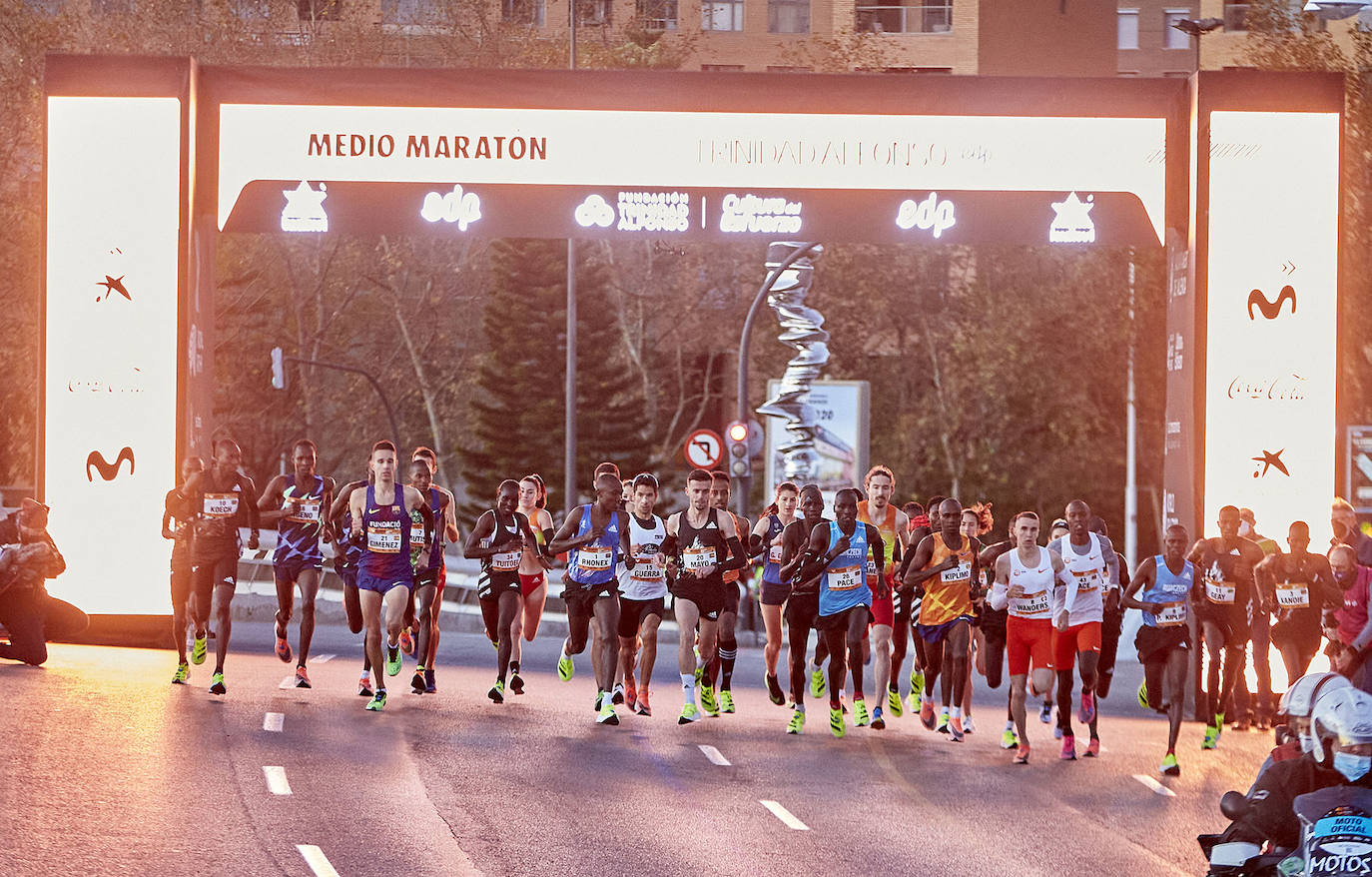 El atleta keniata Kibiwott Kandie ha destrozado el récord del Mundo en la Medio Maratón de Valencia este domingo con una marca de 57:32 minutos, rebajando en casi medio minuto la plusmarca de su compatriota Geoffrey Kamworor (58:01). En mujeres, la etíope Genzebe Dibaba vence en su debut con un tiempo de 1.05.16. Esta edición de la Medio Maratón de Valencia-Fundación Trinidad Alfonso puede ser considerada la mejor carrera de la distancia de todos los tiempos, ya que hasta cuatro corredores han entrado en meta mejorando la anterior marca mundial. 