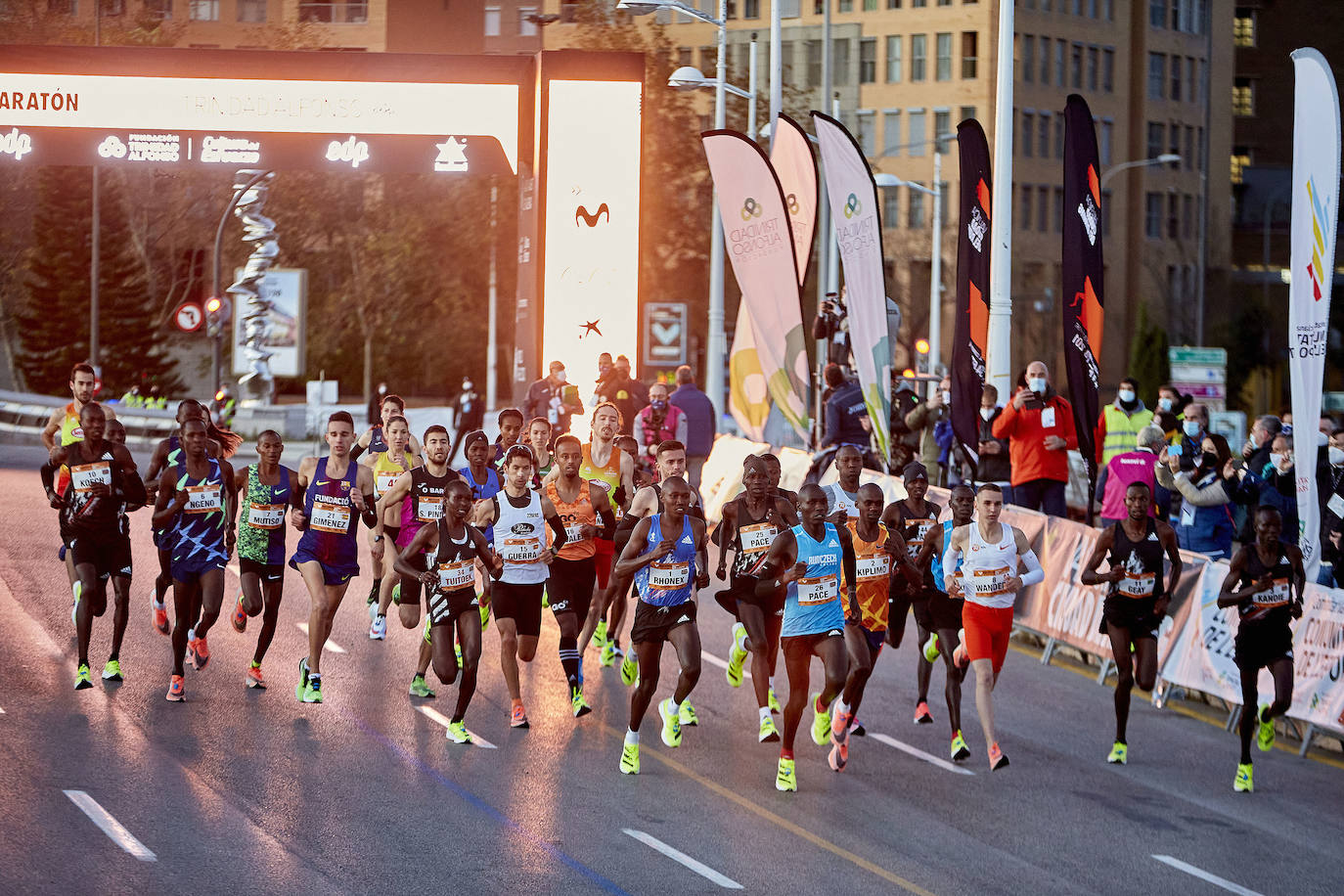 El atleta keniata Kibiwott Kandie ha destrozado el récord del Mundo en la Medio Maratón de Valencia este domingo con una marca de 57:32 minutos, rebajando en casi medio minuto la plusmarca de su compatriota Geoffrey Kamworor (58:01). En mujeres, la etíope Genzebe Dibaba vence en su debut con un tiempo de 1.05.16. Esta edición de la Medio Maratón de Valencia-Fundación Trinidad Alfonso puede ser considerada la mejor carrera de la distancia de todos los tiempos, ya que hasta cuatro corredores han entrado en meta mejorando la anterior marca mundial. 