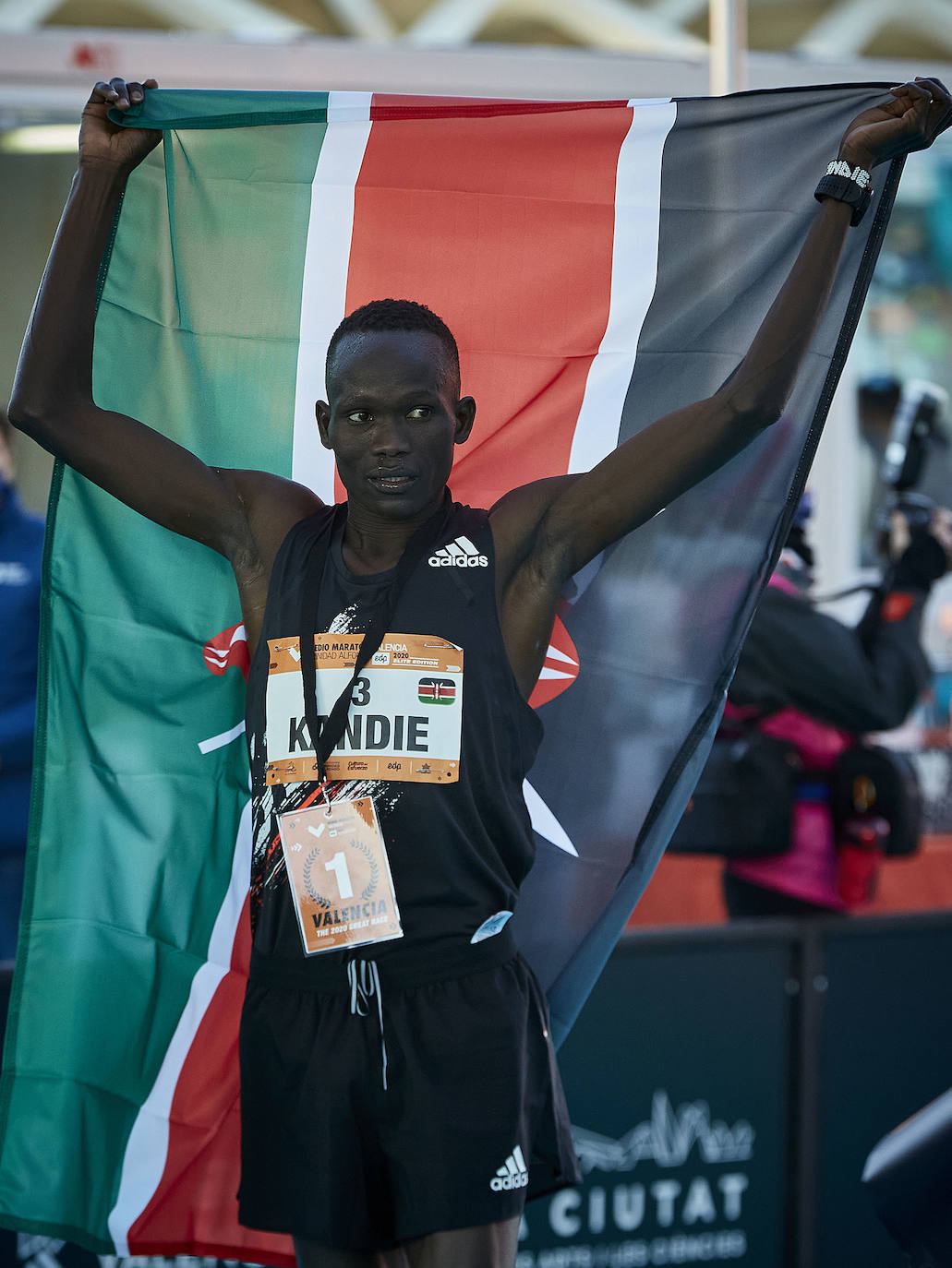 El atleta keniata Kibiwott Kandie ha destrozado el récord del Mundo en la Medio Maratón de Valencia este domingo con una marca de 57:32 minutos, rebajando en casi medio minuto la plusmarca de su compatriota Geoffrey Kamworor (58:01). En mujeres, la etíope Genzebe Dibaba vence en su debut con un tiempo de 1.05.16. Esta edición de la Medio Maratón de Valencia-Fundación Trinidad Alfonso puede ser considerada la mejor carrera de la distancia de todos los tiempos, ya que hasta cuatro corredores han entrado en meta mejorando la anterior marca mundial. 