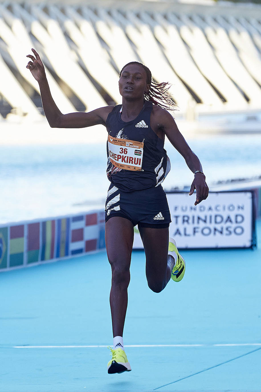 El atleta keniata Kibiwott Kandie ha destrozado el récord del Mundo en la Medio Maratón de Valencia este domingo con una marca de 57:32 minutos, rebajando en casi medio minuto la plusmarca de su compatriota Geoffrey Kamworor (58:01). En mujeres, la etíope Genzebe Dibaba vence en su debut con un tiempo de 1.05.16. Esta edición de la Medio Maratón de Valencia-Fundación Trinidad Alfonso puede ser considerada la mejor carrera de la distancia de todos los tiempos, ya que hasta cuatro corredores han entrado en meta mejorando la anterior marca mundial. 