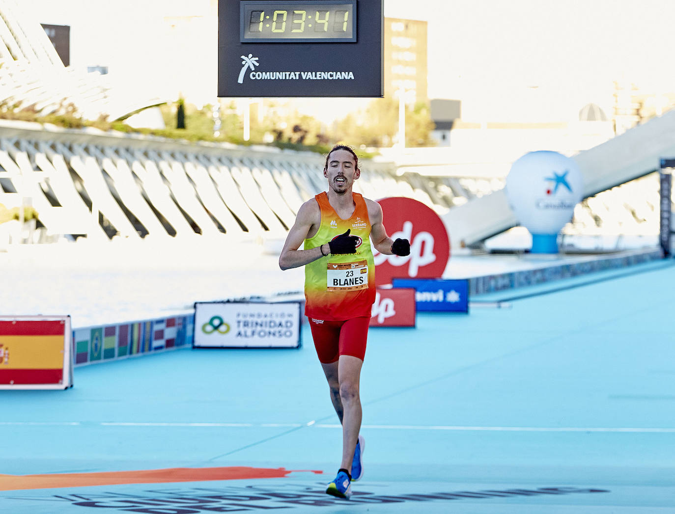 El atleta keniata Kibiwott Kandie ha destrozado el récord del Mundo en la Medio Maratón de Valencia este domingo con una marca de 57:32 minutos, rebajando en casi medio minuto la plusmarca de su compatriota Geoffrey Kamworor (58:01). En mujeres, la etíope Genzebe Dibaba vence en su debut con un tiempo de 1.05.16. Esta edición de la Medio Maratón de Valencia-Fundación Trinidad Alfonso puede ser considerada la mejor carrera de la distancia de todos los tiempos, ya que hasta cuatro corredores han entrado en meta mejorando la anterior marca mundial. 