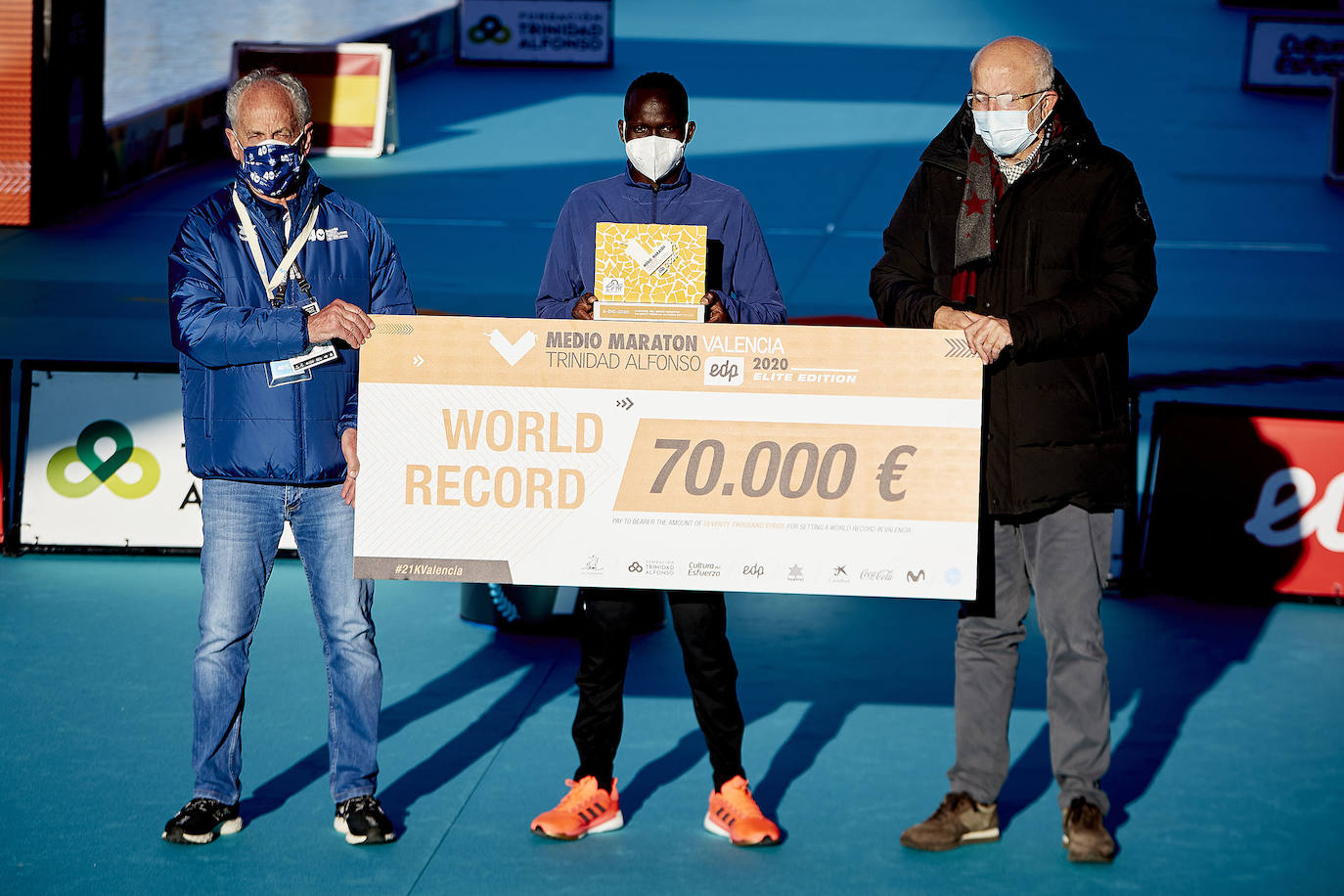 El atleta keniata Kibiwott Kandie ha destrozado el récord del Mundo en la Medio Maratón de Valencia este domingo con una marca de 57:32 minutos, rebajando en casi medio minuto la plusmarca de su compatriota Geoffrey Kamworor (58:01). En mujeres, la etíope Genzebe Dibaba vence en su debut con un tiempo de 1.05.16. Esta edición de la Medio Maratón de Valencia-Fundación Trinidad Alfonso puede ser considerada la mejor carrera de la distancia de todos los tiempos, ya que hasta cuatro corredores han entrado en meta mejorando la anterior marca mundial. 