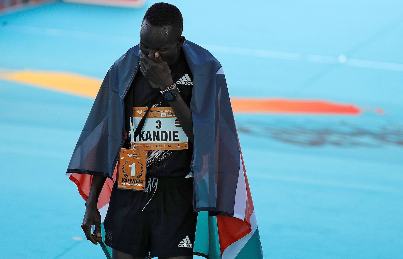 El atleta keniata Kibiwott Kandie ha destrozado el récord del Mundo en la Medio Maratón de Valencia este domingo con una marca de 57:32 minutos, rebajando en casi medio minuto la plusmarca de su compatriota Geoffrey Kamworor (58:01). En mujeres, la etíope Genzebe Dibaba vence en su debut con un tiempo de 1.05.16. Esta edición de la Medio Maratón de Valencia-Fundación Trinidad Alfonso puede ser considerada la mejor carrera de la distancia de todos los tiempos, ya que hasta cuatro corredores han entrado en meta mejorando la anterior marca mundial. 