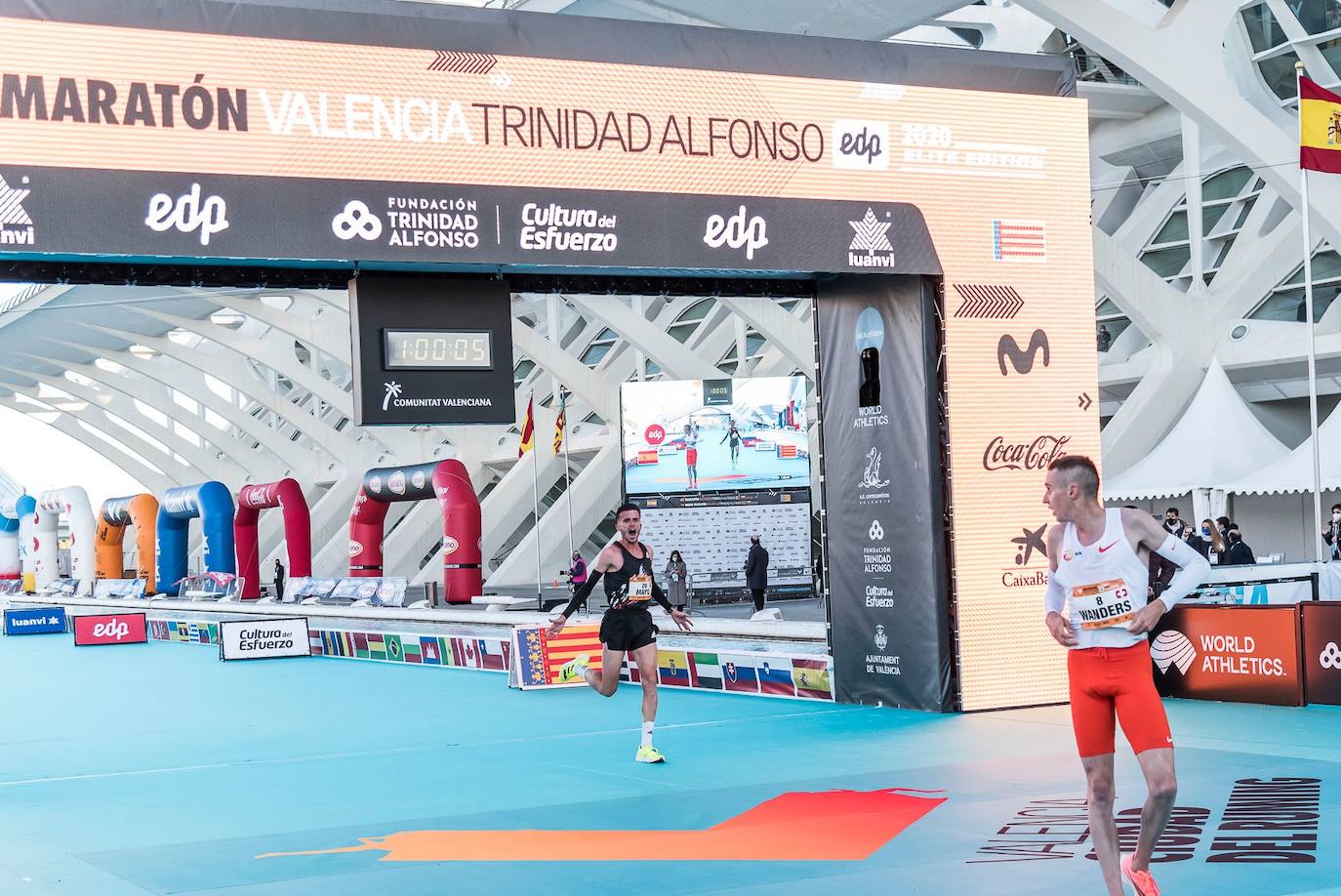 El atleta keniata Kibiwott Kandie ha destrozado el récord del Mundo en la Medio Maratón de Valencia este domingo con una marca de 57:32 minutos, rebajando en casi medio minuto la plusmarca de su compatriota Geoffrey Kamworor (58:01). En mujeres, la etíope Genzebe Dibaba vence en su debut con un tiempo de 1.05.16. Esta edición de la Medio Maratón de Valencia-Fundación Trinidad Alfonso puede ser considerada la mejor carrera de la distancia de todos los tiempos, ya que hasta cuatro corredores han entrado en meta mejorando la anterior marca mundial. 