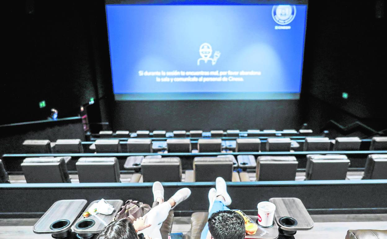 Espectadores en una sala de cine durante la pandemia. 