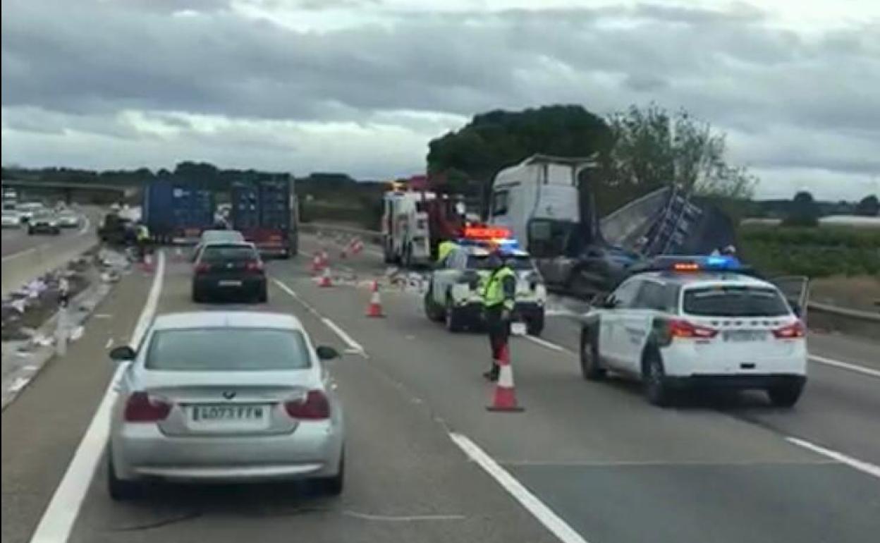 Accidente entre dos camiones en la A-7.