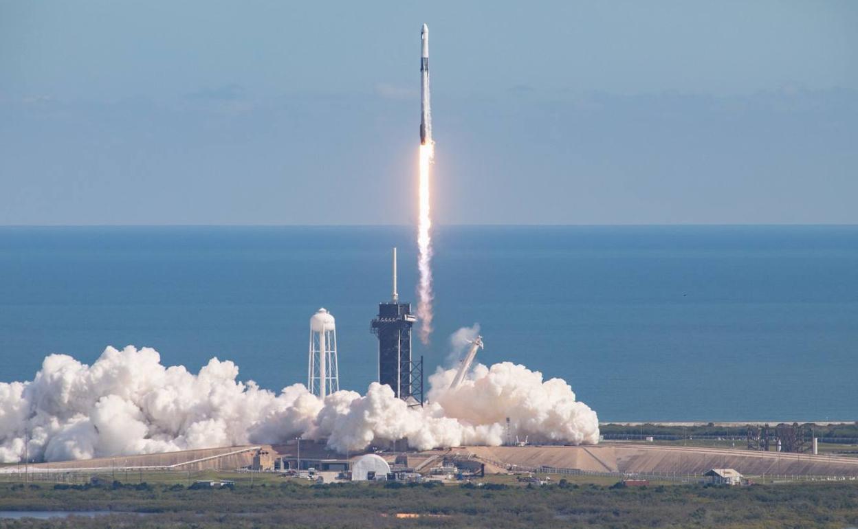 La nave de reabastecimiento SpaceX Dragon despega sobre el cohete Falcon 9 desde el Centro Espacial Kennedy en Florida. 