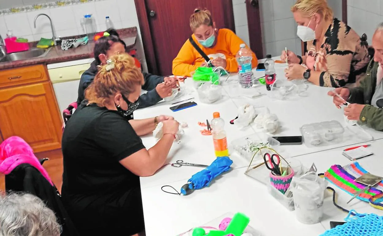 Unas mujeres en el taller de costura.