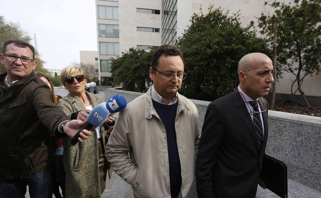 Tauroni y su abogado, a la salida de la Ciudad de la Justicia de Valencia. 