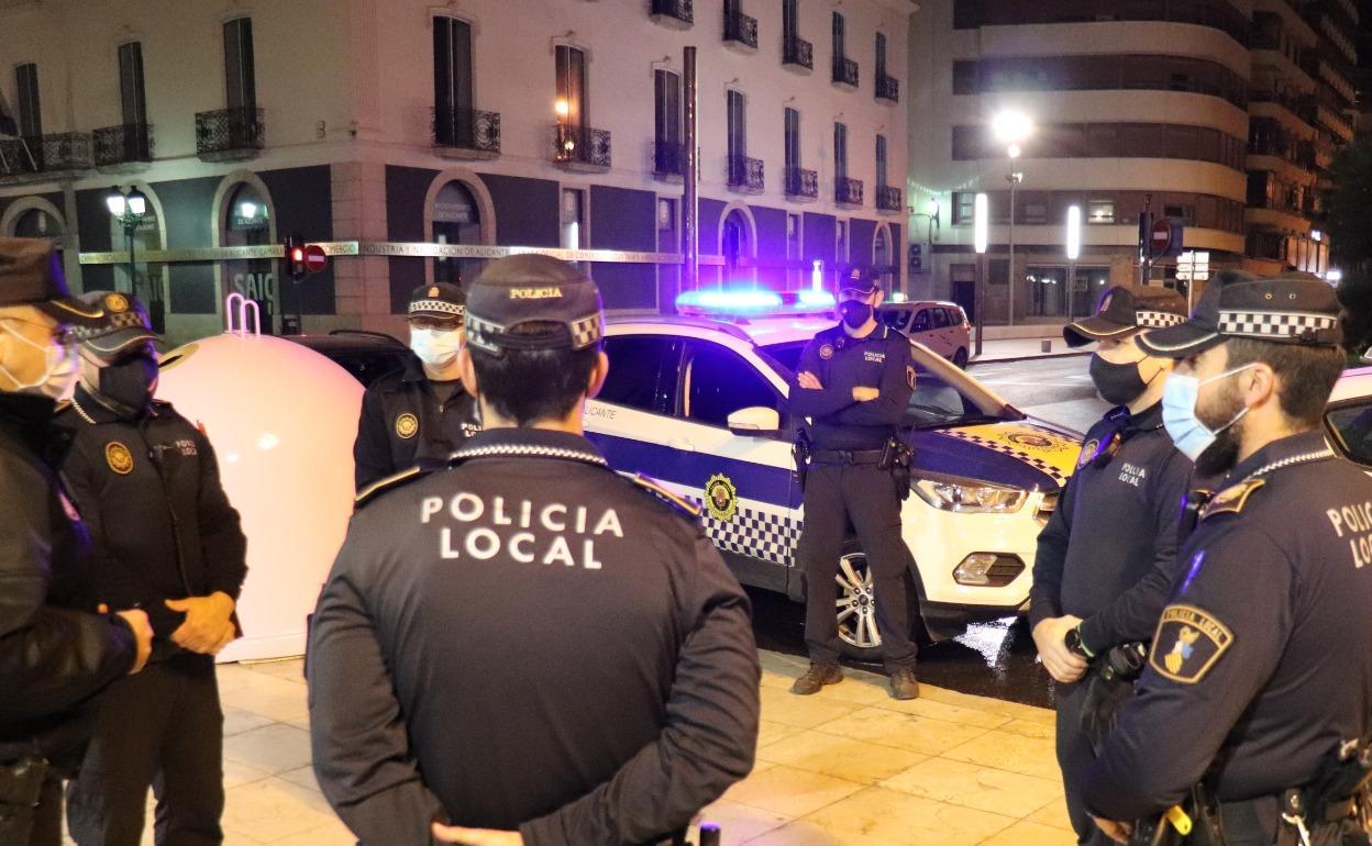 Agentes de la Policía Local vigilan que se cumplan las medidas de seguridad en la zona de la Plaza del Mar. 