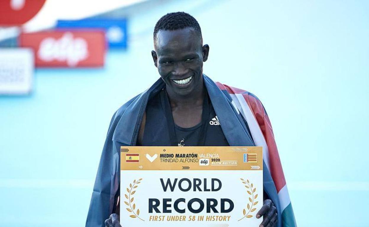 Kibiwott Kandie, tras batir el domingo el récord del mundo de medio maratón en Valencia. 