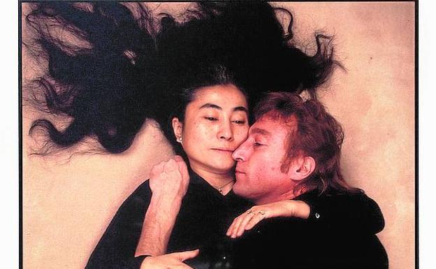 Un día antes. Annie Leibovitz retrató así a la pareja durante la jornada anterior a la muerte de Lennon. 