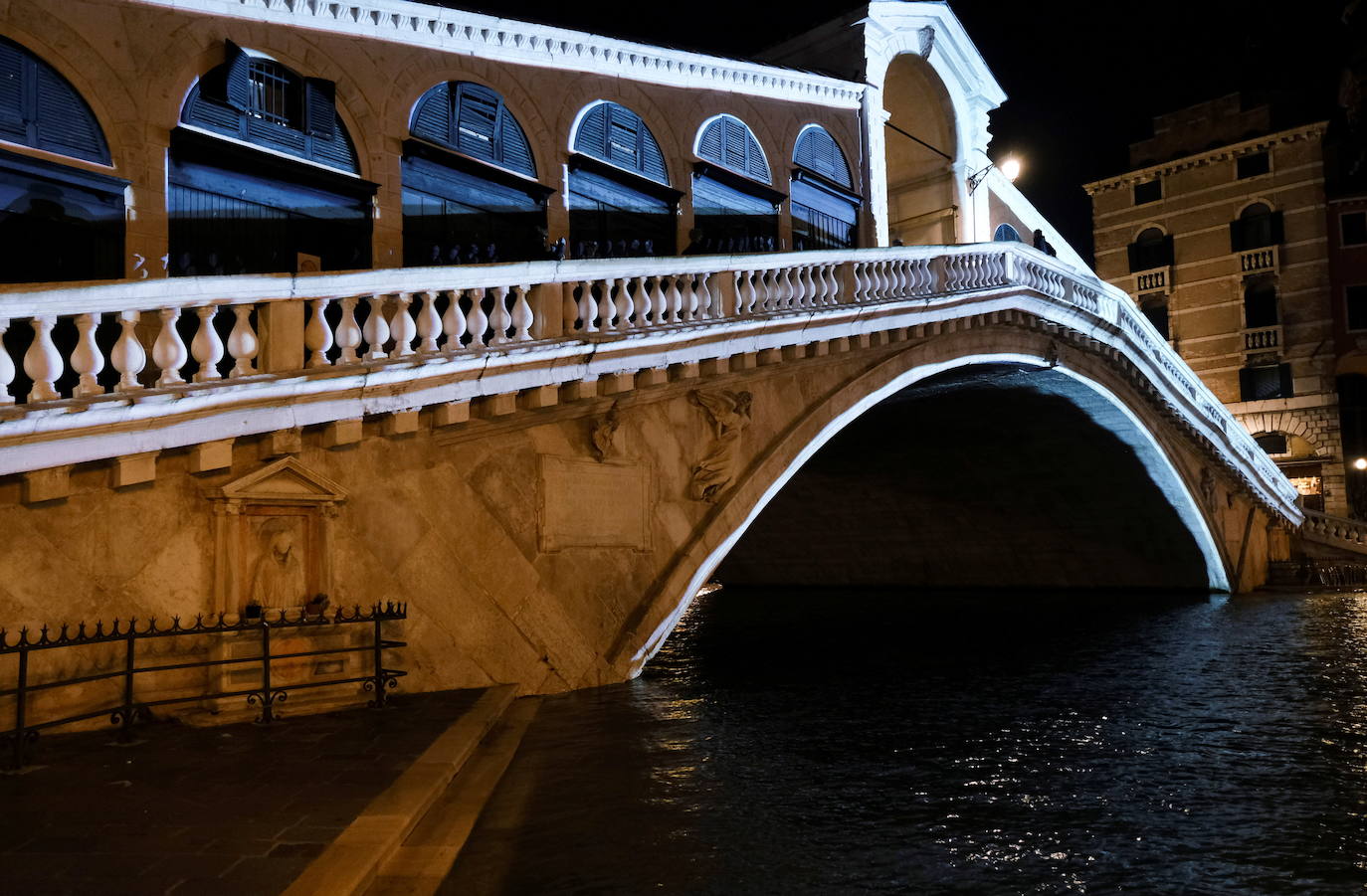 Las fuertes lluvias que azotan Italia han inundado parcialmente Venecia, que vive hoy un nuevo episodio de 'agua alta' sin que haya sido activado el MOSE, el sistema de diques construido para proteger la ciudad de estas subidas. La plaza de San Marcos y el centro histórico de la ciudad están anegados. 