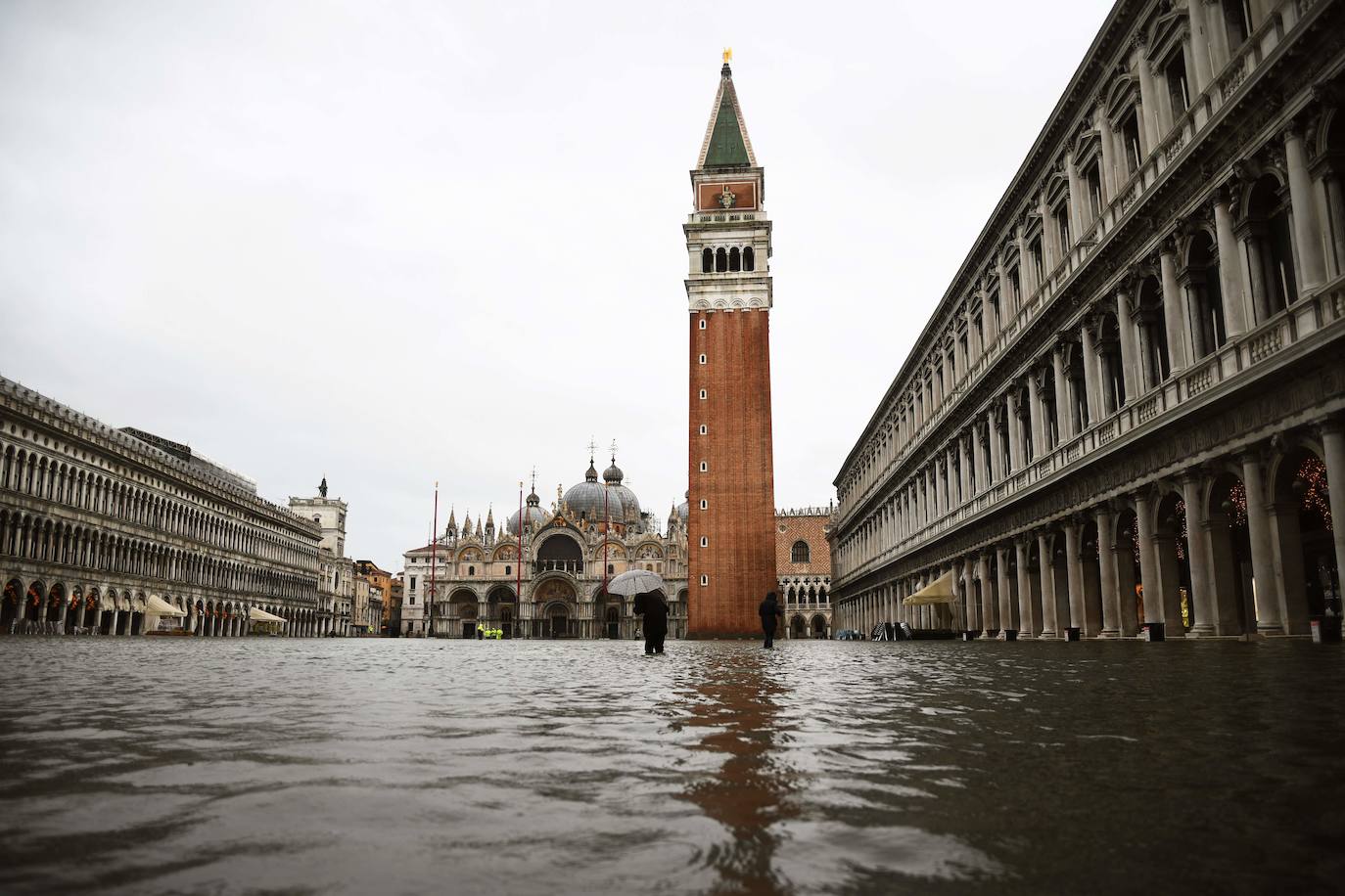 Las fuertes lluvias que azotan Italia han inundado parcialmente Venecia, que vive hoy un nuevo episodio de 'agua alta' sin que haya sido activado el MOSE, el sistema de diques construido para proteger la ciudad de estas subidas. La plaza de San Marcos y el centro histórico de la ciudad están anegados. 