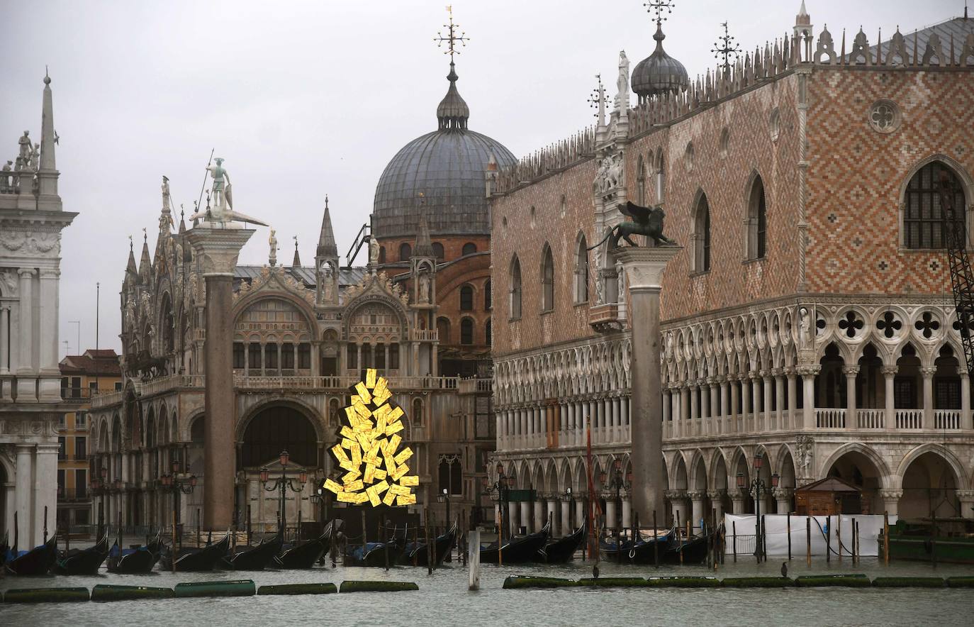 Las fuertes lluvias que azotan Italia han inundado parcialmente Venecia, que vive hoy un nuevo episodio de 'agua alta' sin que haya sido activado el MOSE, el sistema de diques construido para proteger la ciudad de estas subidas. La plaza de San Marcos y el centro histórico de la ciudad están anegados. 