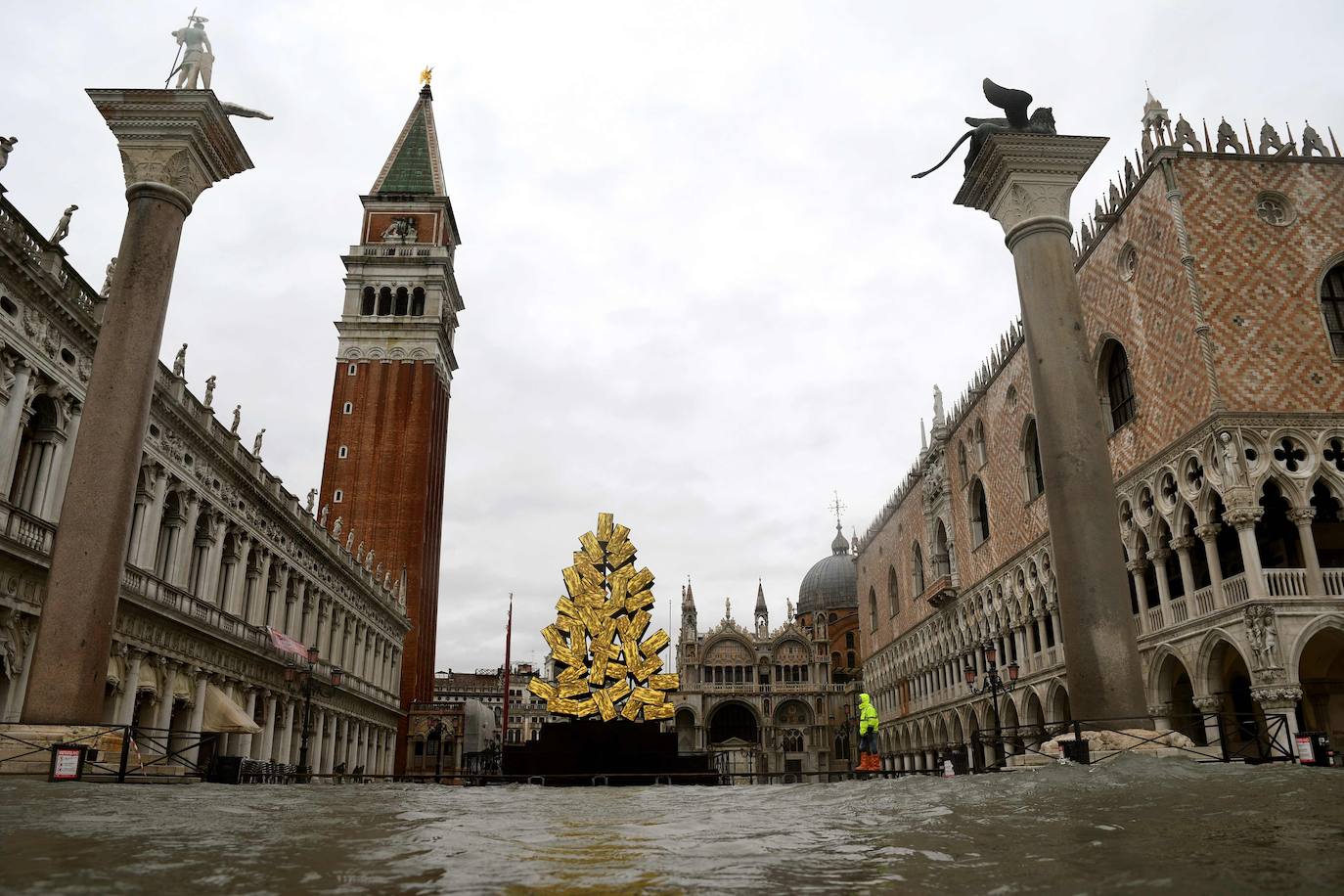 Las fuertes lluvias que azotan Italia han inundado parcialmente Venecia, que vive hoy un nuevo episodio de 'agua alta' sin que haya sido activado el MOSE, el sistema de diques construido para proteger la ciudad de estas subidas. La plaza de San Marcos y el centro histórico de la ciudad están anegados. 