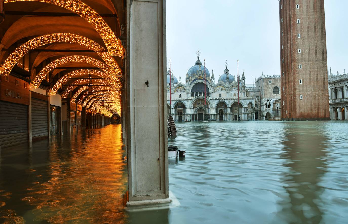 Las fuertes lluvias que azotan Italia han inundado parcialmente Venecia, que vive hoy un nuevo episodio de 'agua alta' sin que haya sido activado el MOSE, el sistema de diques construido para proteger la ciudad de estas subidas. La plaza de San Marcos y el centro histórico de la ciudad están anegados. 